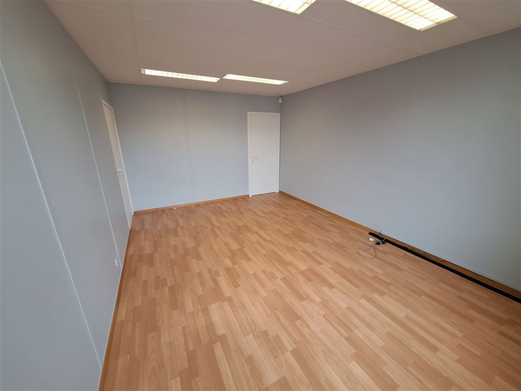 Foto 8 : Burelen te 8500 KORTRIJK (België) - Prijs € 800