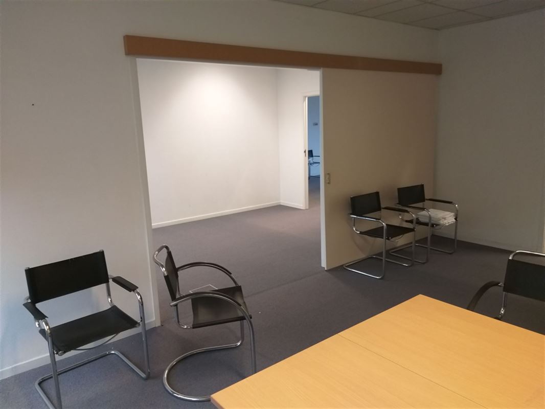 Foto 11 : Burelen te 8500 KORTRIJK (België) - Prijs € 576