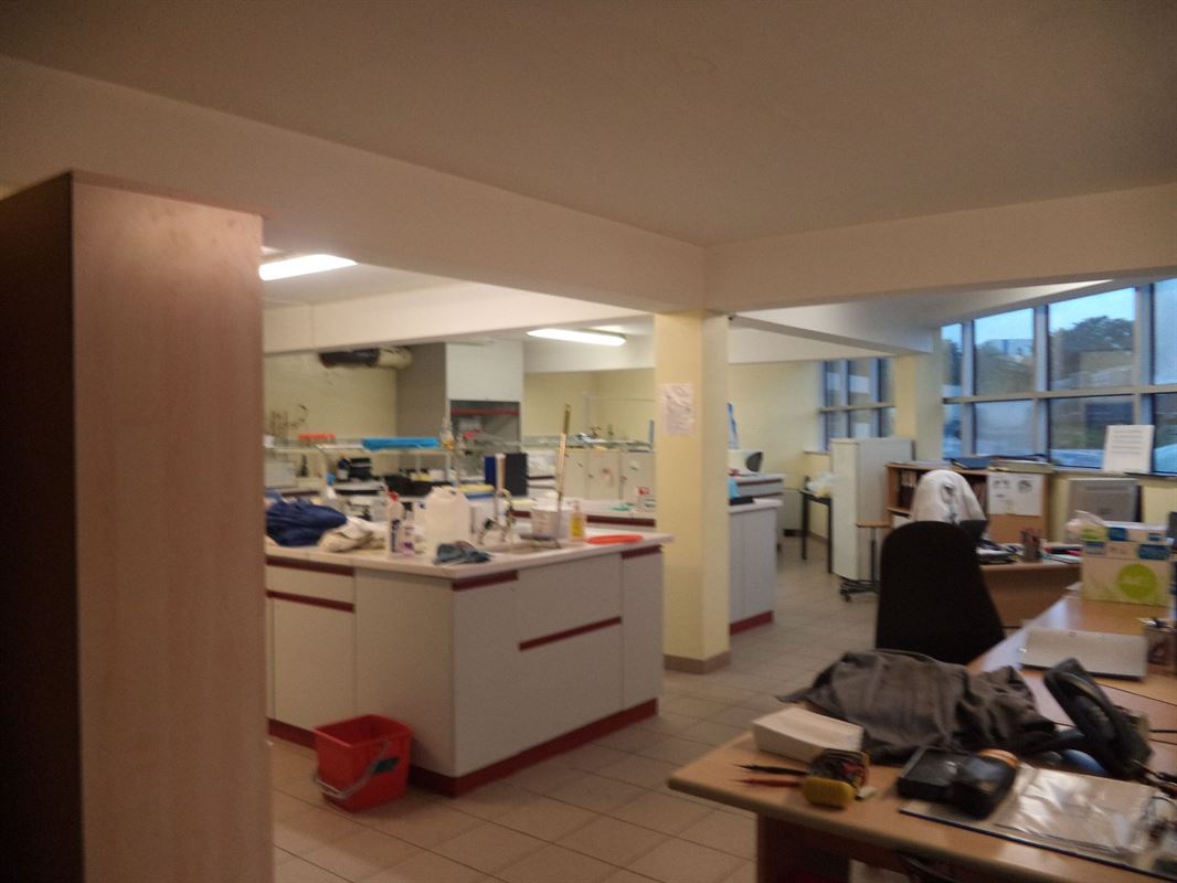 Foto 8 : Magazijn te 7700 MOESKROEN (België) - Prijs &euro; 1.025.000