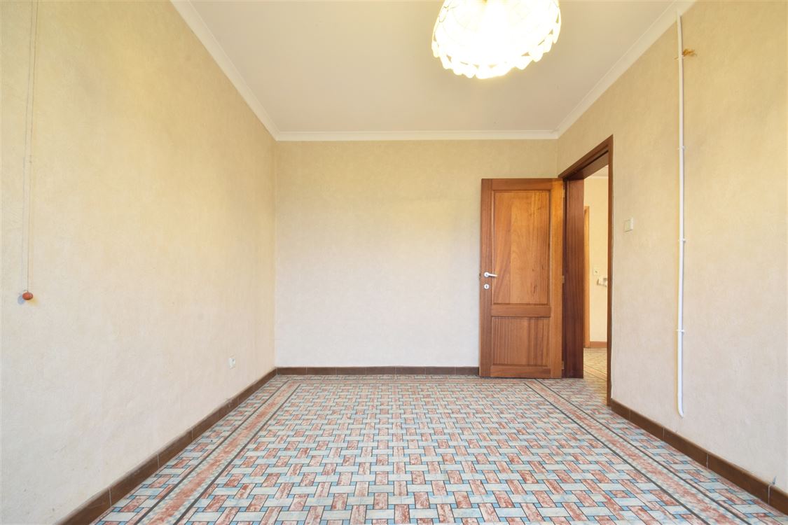 Te renoveren halfopen bebouwing met garage & bergingen. Clavis Vastgoed