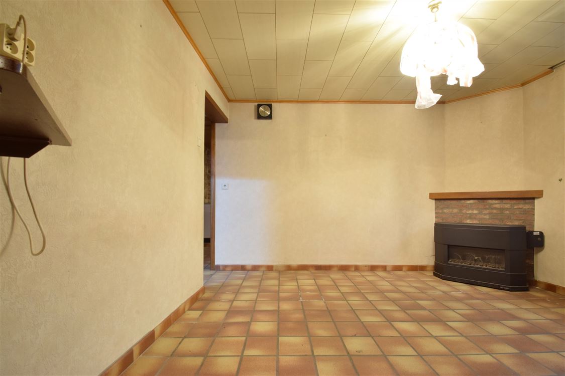 Te renoveren halfopen bebouwing met garage & bergingen. Clavis Vastgoed