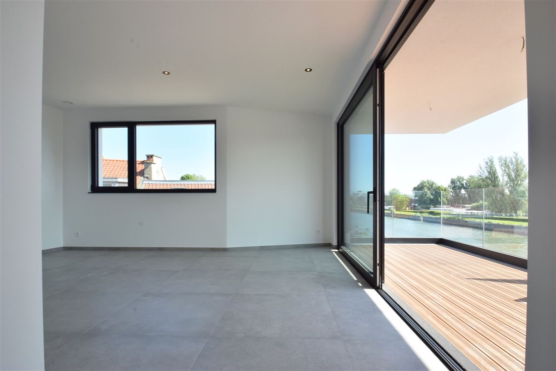 Nieuwbouwappartement met vaartzicht, terras en garage. Clavis Vastgoed