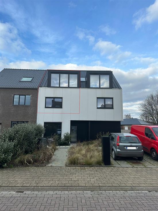 Leuk duplexappartement met 2 slaapkamers, bergruimte en terras op goede locatie