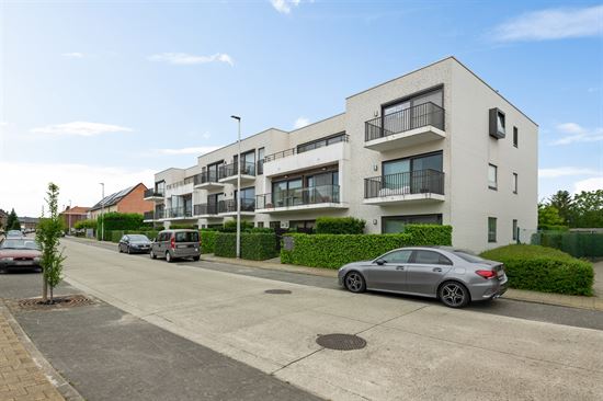 Recent GLV app. met 2 slaapkamers, tuin, garage en carport.