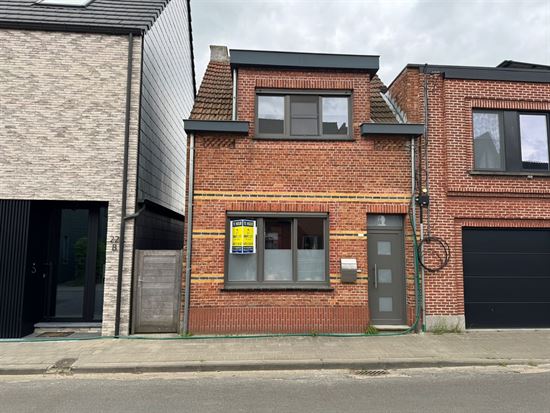 Gesloten bebouwing met zij-ingang en gezellige tuin te Duffel