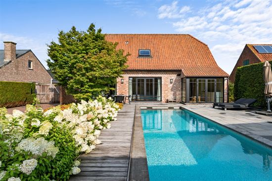 Stijlvol wonen in alle rust – gerenoveerde woning met zwembad en sauna in Koningshooikt