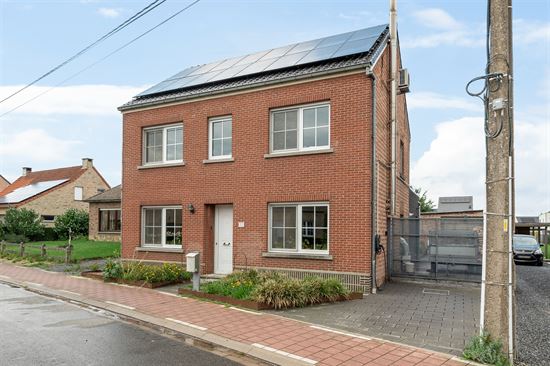 Instapklaar wonen met karakter en zwemvijver in Wespelaar