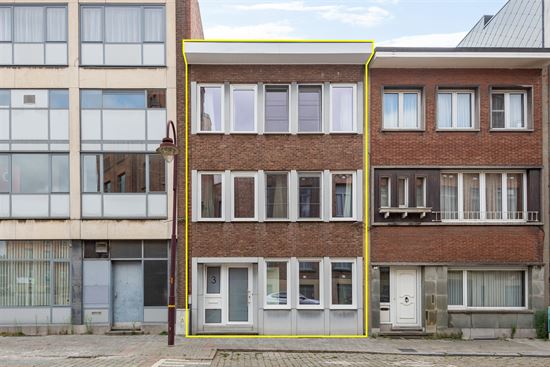 Rijwoning met vier slaapkamers, 2 badkamers en tuin te Duffel-centrum