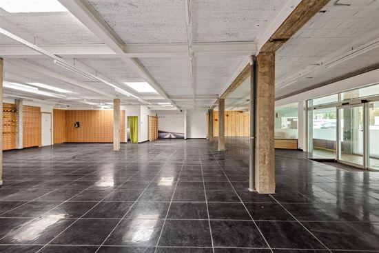 Opvallend handelspand met 27m vitrine, woongelegenheid (splitsbaar) en parkeergelegenheid