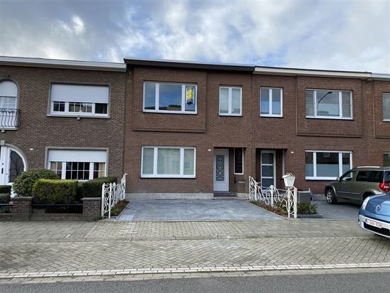 Rijwoning met 2 slpks, tuin, parking én grote kelder