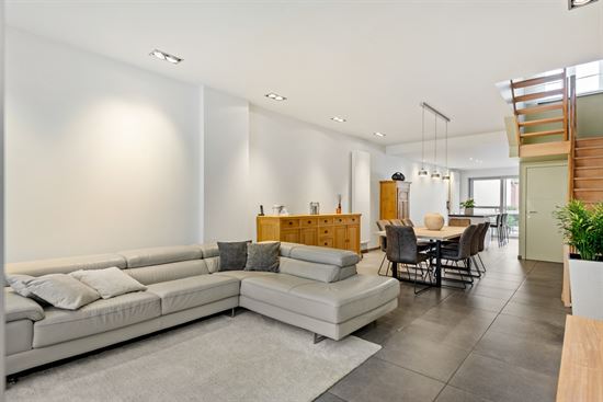 Piekfijn gerenoveerde woning (3 slpks + 2 slpks) in het centrum van Duffel mét achteruitgang