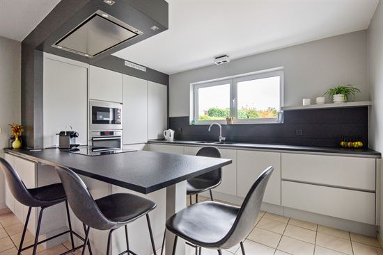 Rijwoning met een breedte van 13 meter met 3 zeer grote slaapkamers.