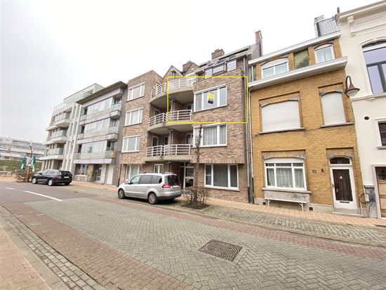 App. met 2 slpks, terras en een garage.