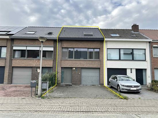 Rijwoning met 3 slaapkamers, garage, 2 terrassen en tuin.