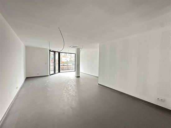 Handelspand op centrale locatie met parkeergelegenheid.