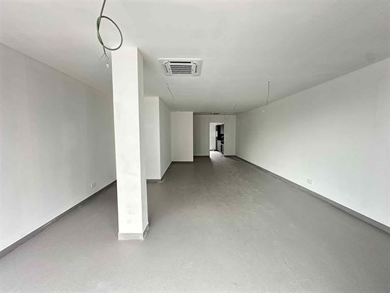 Handelspand op centrale locatie met parkeergelegenheid.