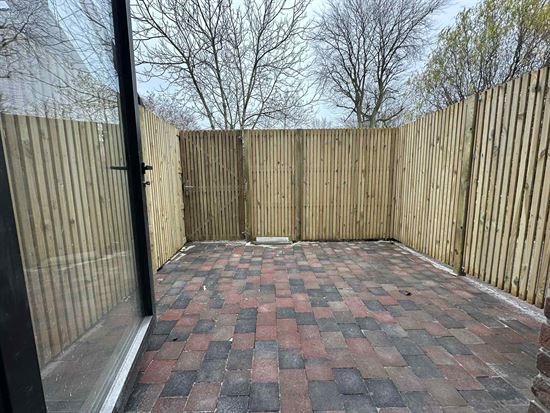 Handelspand op centrale locatie met parkeergelegenheid.