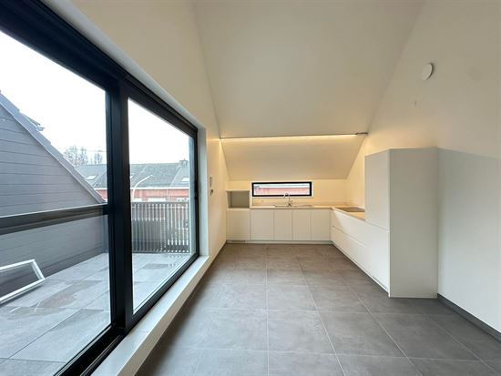 Prachtige triplex met 2 slaapkamers, terras en parking.