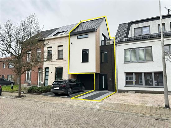 Prachtige triplex met 2 slaapkamers, terras en parking.