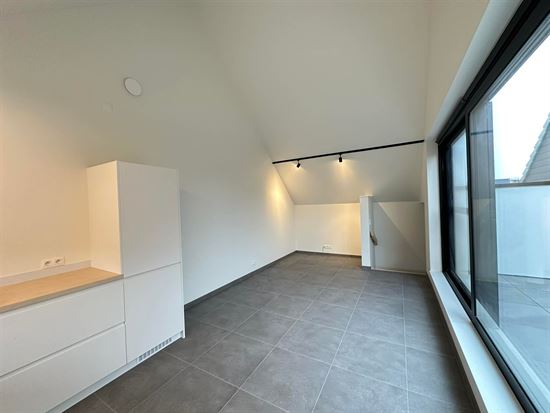 Prachtige triplex met 2 slaapkamers, terras en parking.