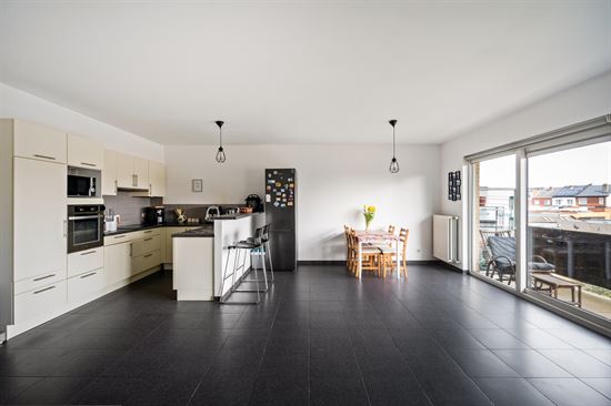 Verzorgd appartement (2008) met 2 slaapkamers, terras en garage.