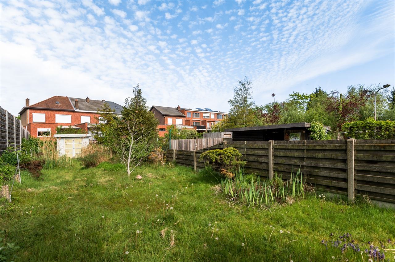 Op te frissen woning met 3 slaapkamers, tuin en potentieel op centrale locatie in Duffel