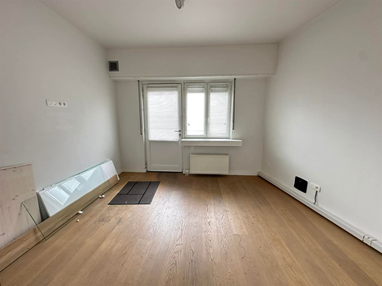 Prachtig handelsgelijkvloers op toplocatie in het centrum van Hove.
