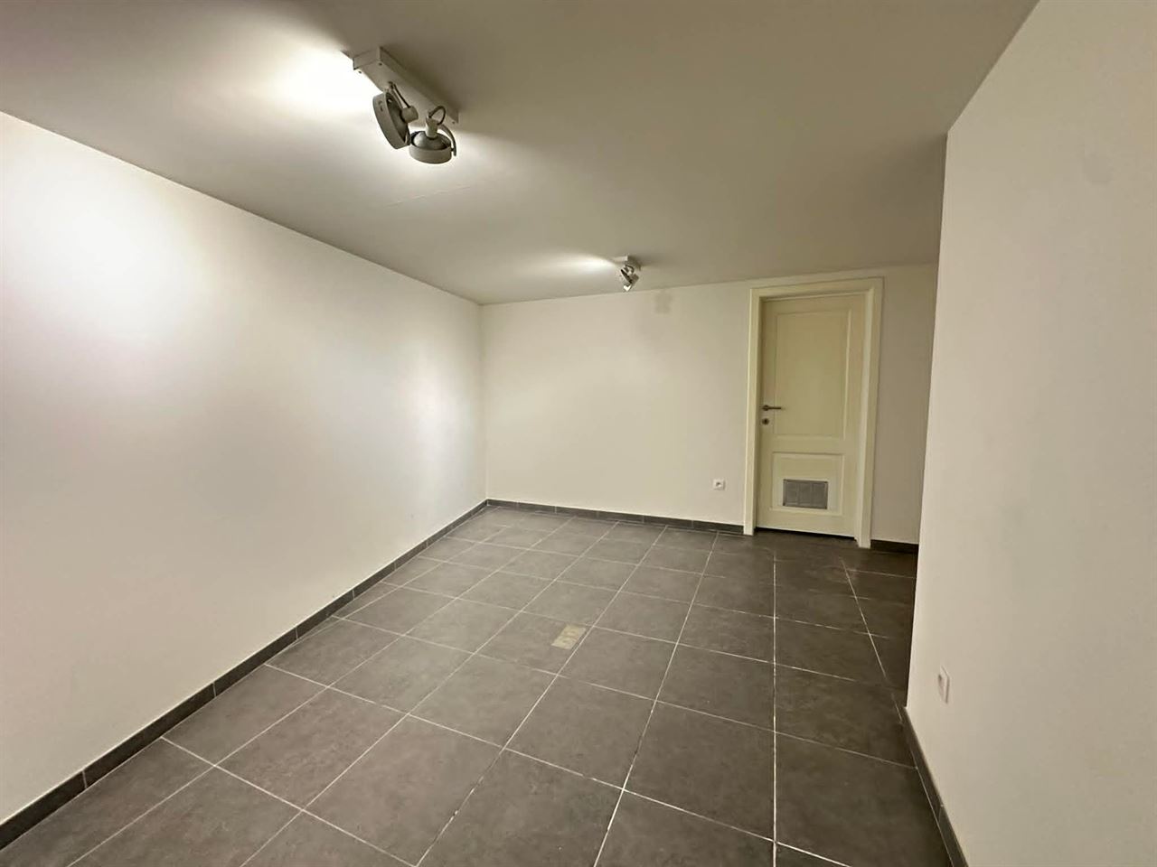 Prachtig handelsgelijkvloers op toplocatie in het centrum van Hove.