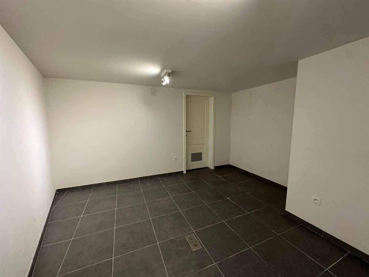 Prachtig handelsgelijkvloers op toplocatie in het centrum van Hove.