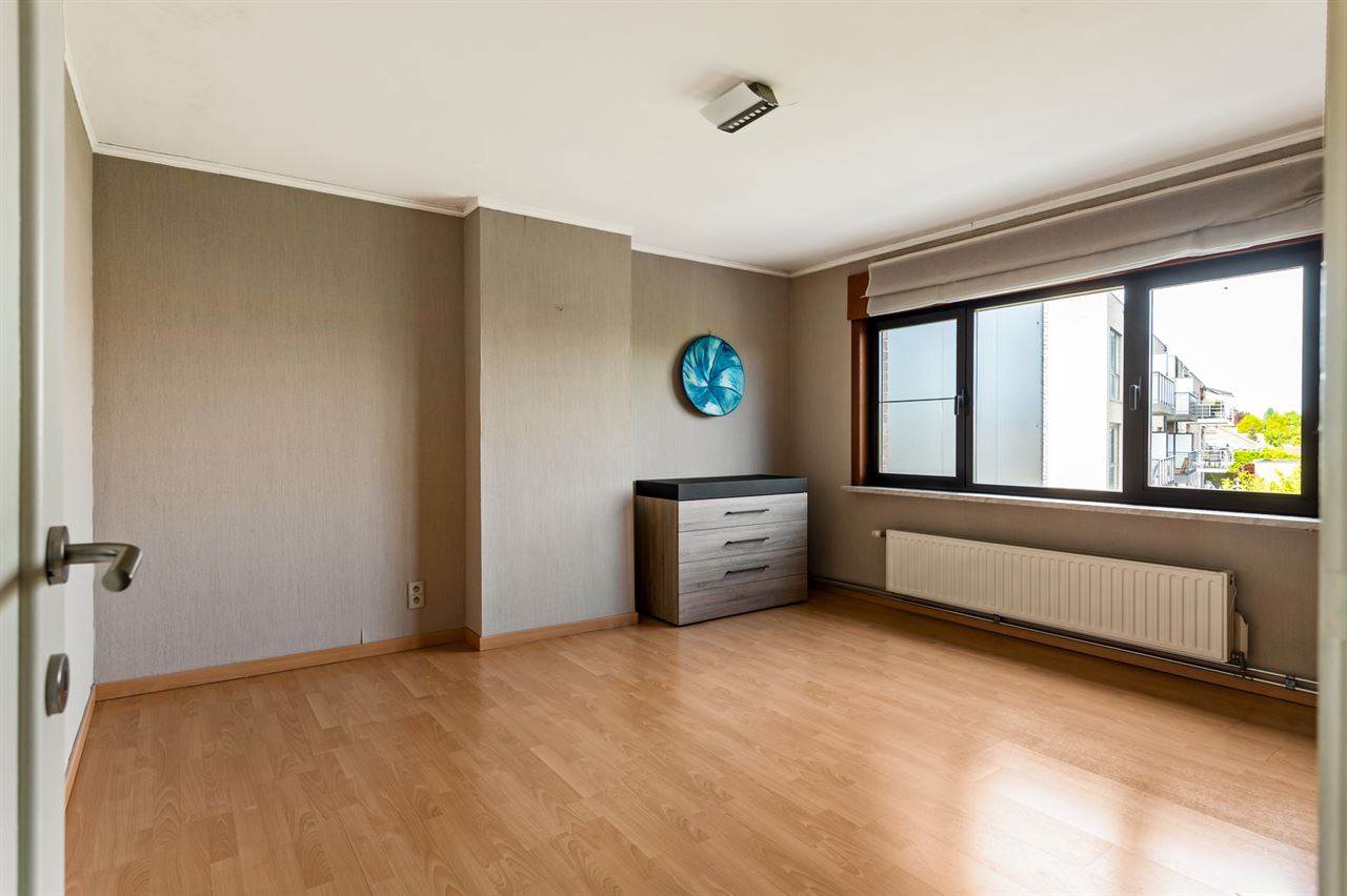 Op te frissen woning met 3 slaapkamers, tuin en potentieel op centrale locatie in Duffel