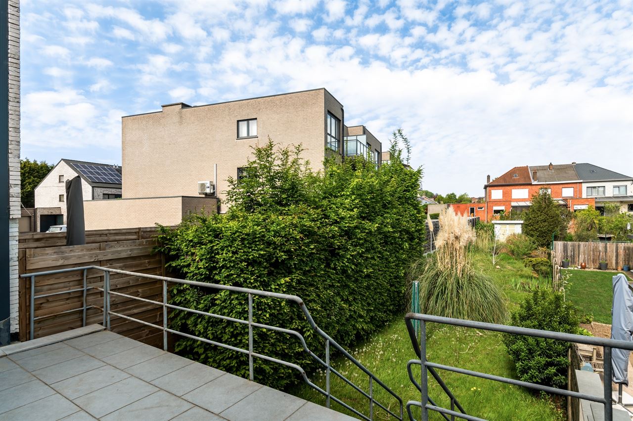 Op te frissen woning met 3 slaapkamers, tuin en potentieel op centrale locatie in Duffel
