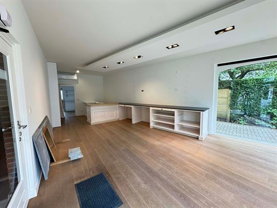 Prachtig handelsgelijkvloers op toplocatie in het centrum van Hove.