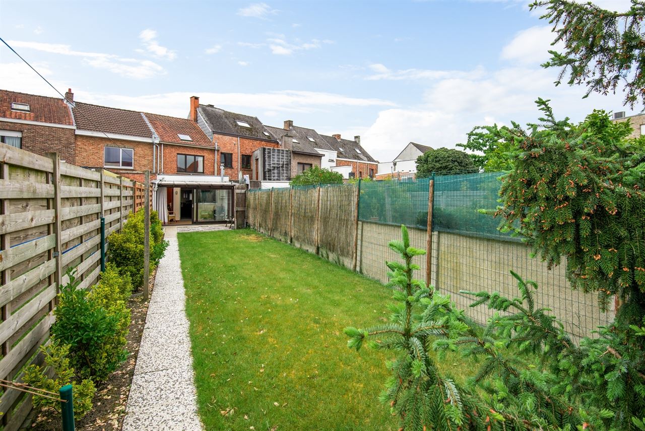 Op te frissen woning met praktische achteruitgang en tuin