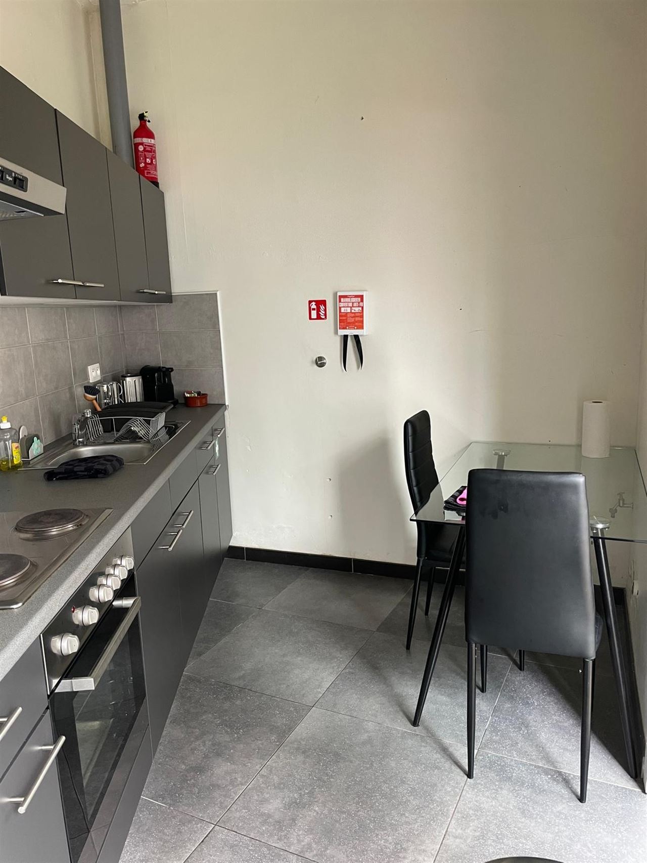 Lichtrijke kantoorruimte met keuken en een grote koer.