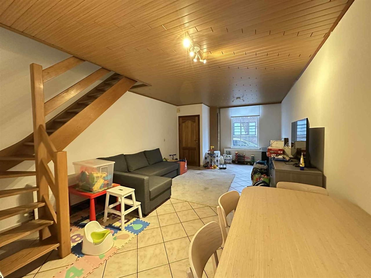Rijwoning met 3 slaapkamers en ZW tuin.