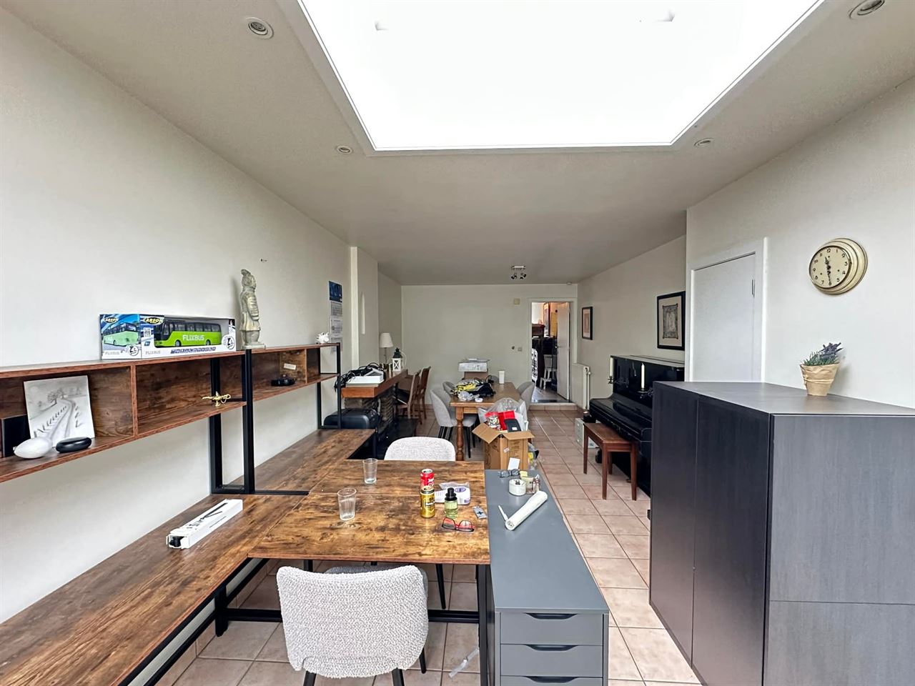 Lichtrijke kantoorruimte met keuken en een grote koer.