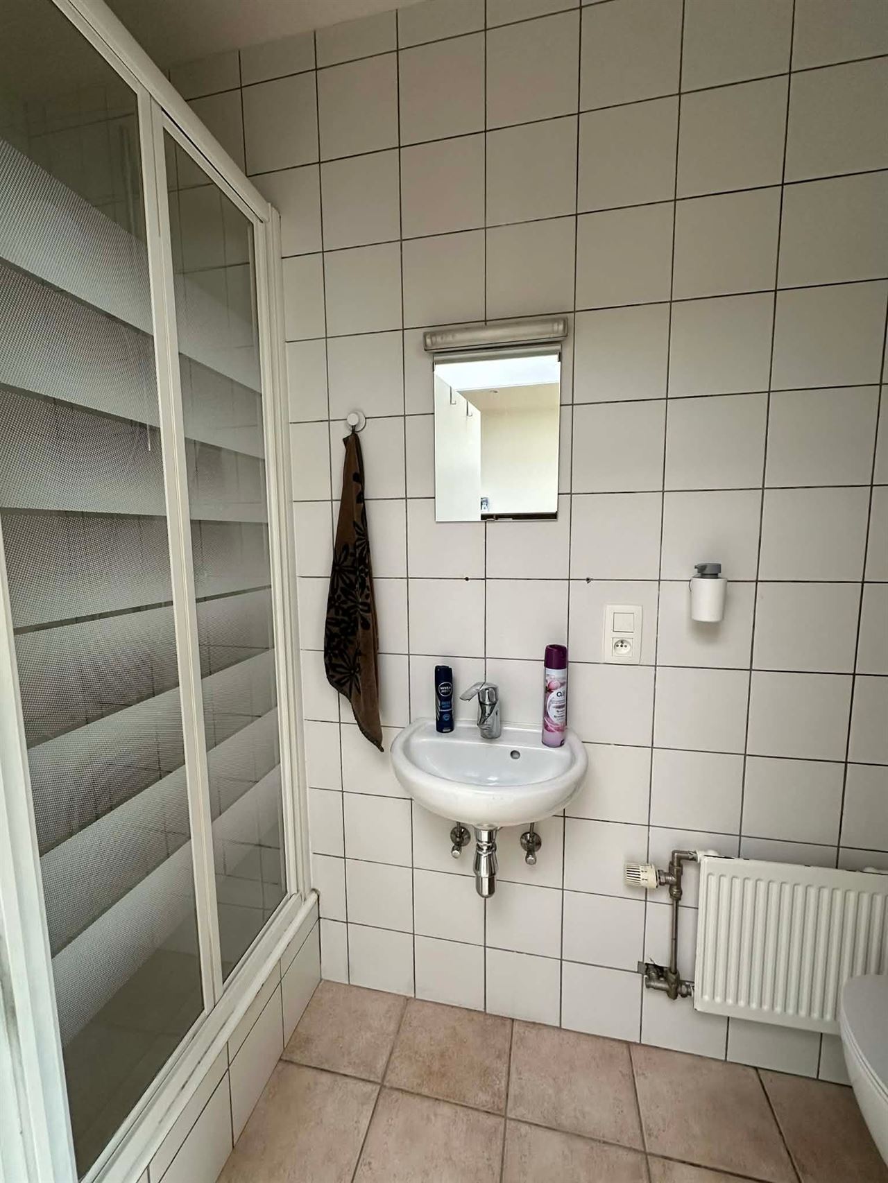 Lichtrijke kantoorruimte met keuken en een grote koer.
