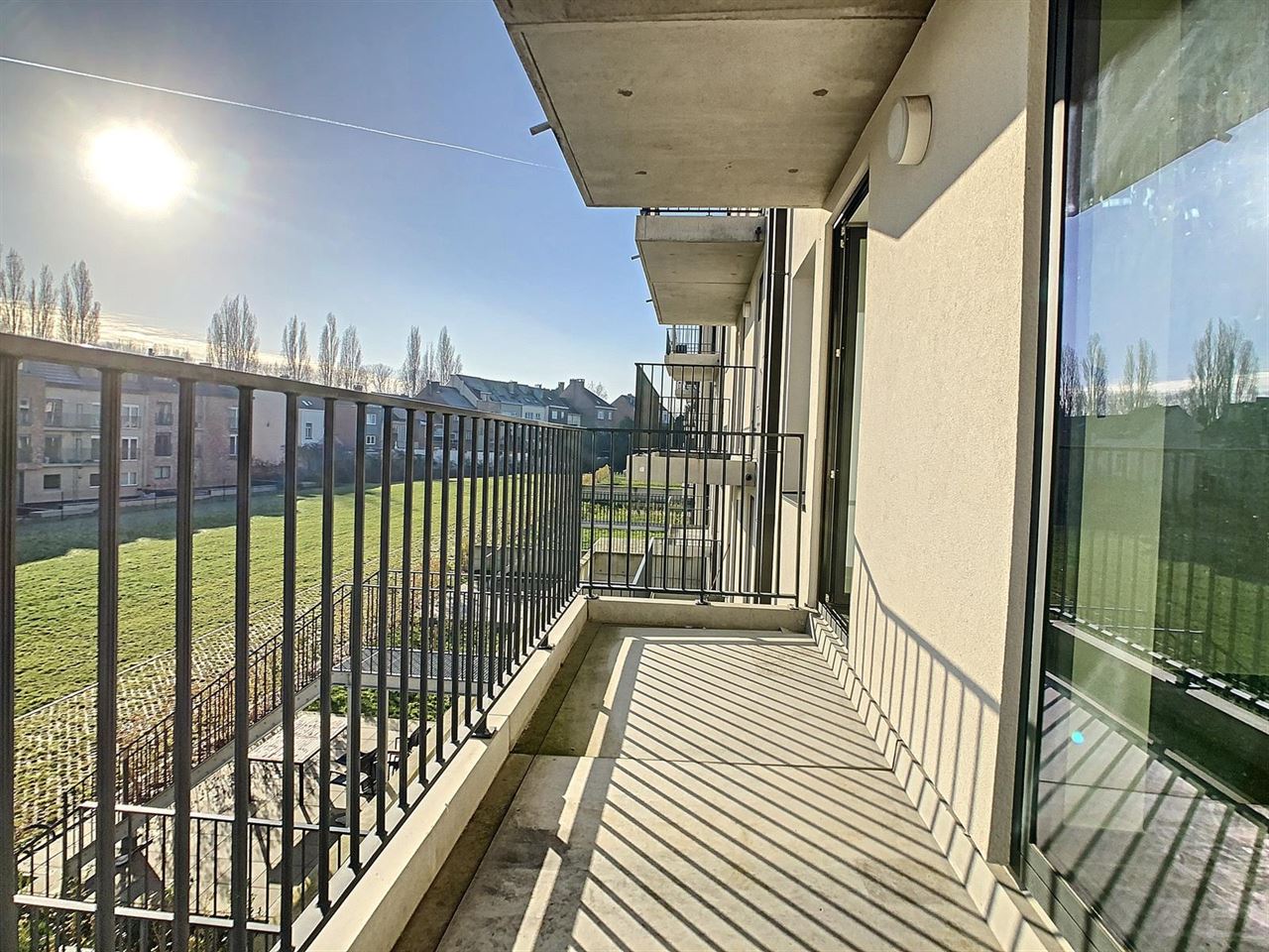 Prachtig 3-slaapkamer appartement met 2 terrassen en garage.