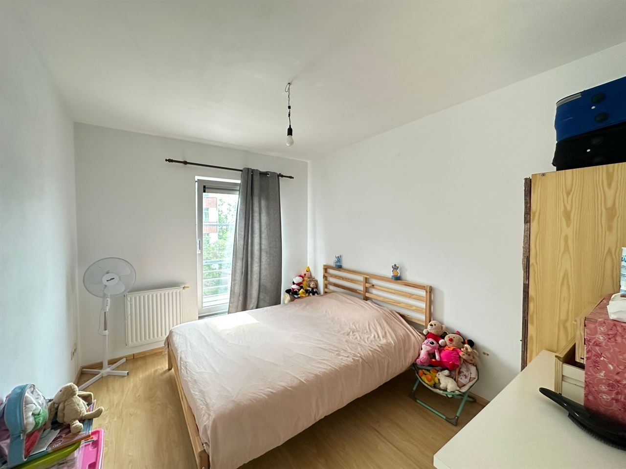 Ruim app. met 2 SLPK, terras en autostaanplaats.