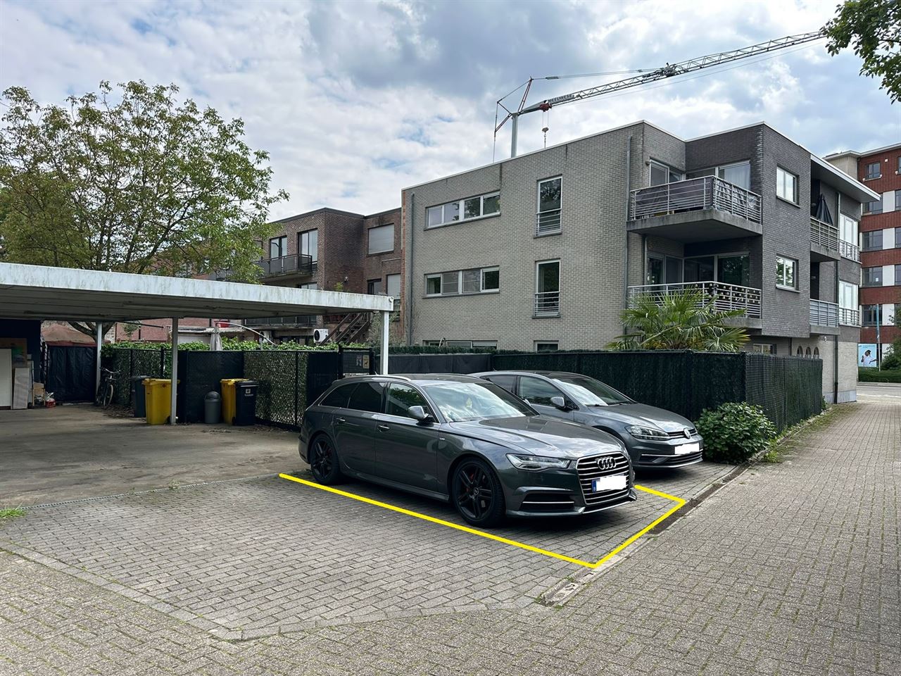 Ruim app. met 2 SLPK, terras en autostaanplaats.
