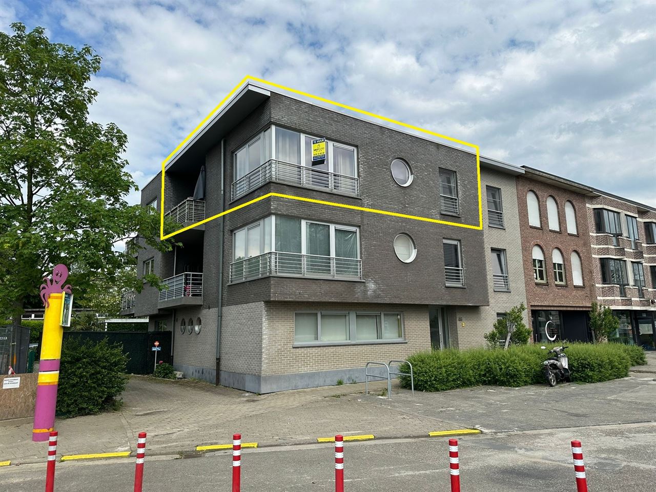 Ruim app. met 2 SLPK, terras en autostaanplaats.