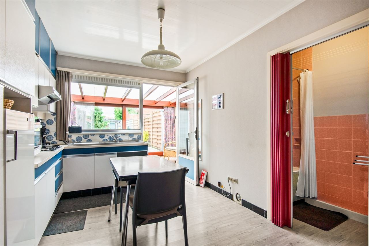 Op te frissen woning met praktische achteruitgang en tuin