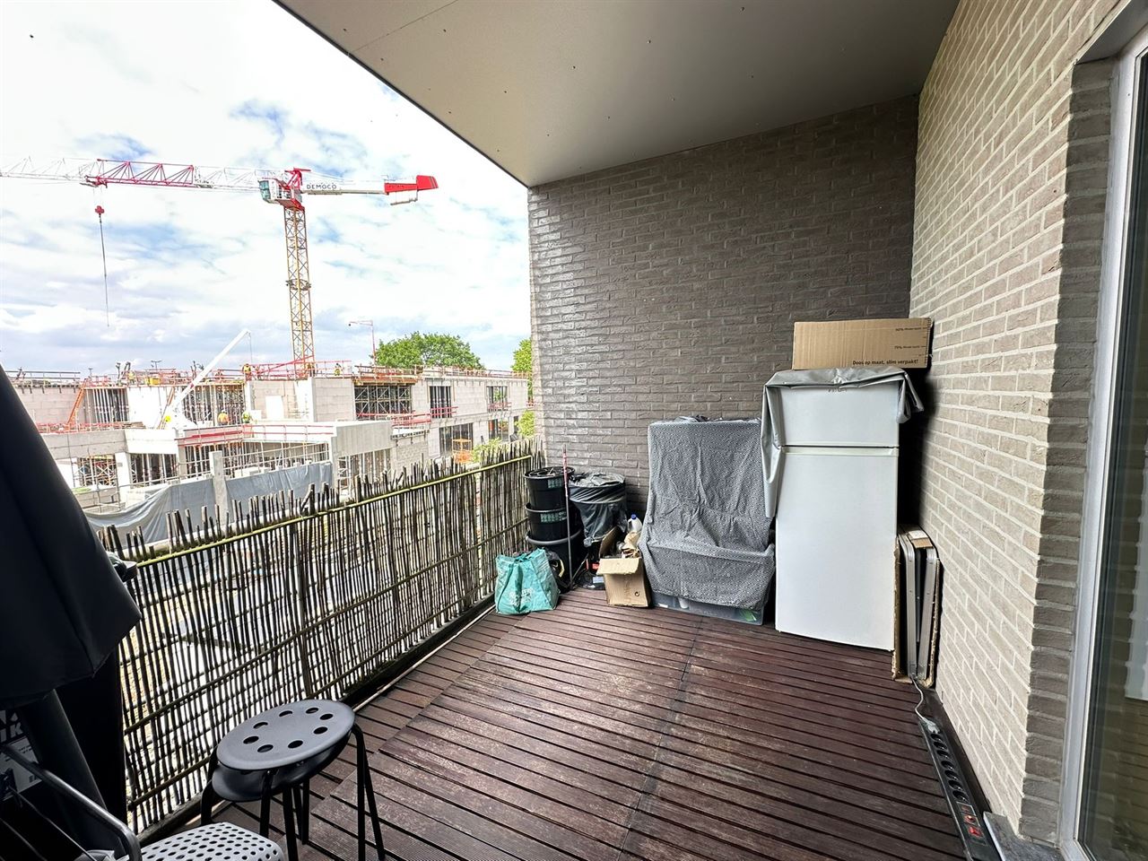 Ruim app. met 2 SLPK, terras en autostaanplaats.