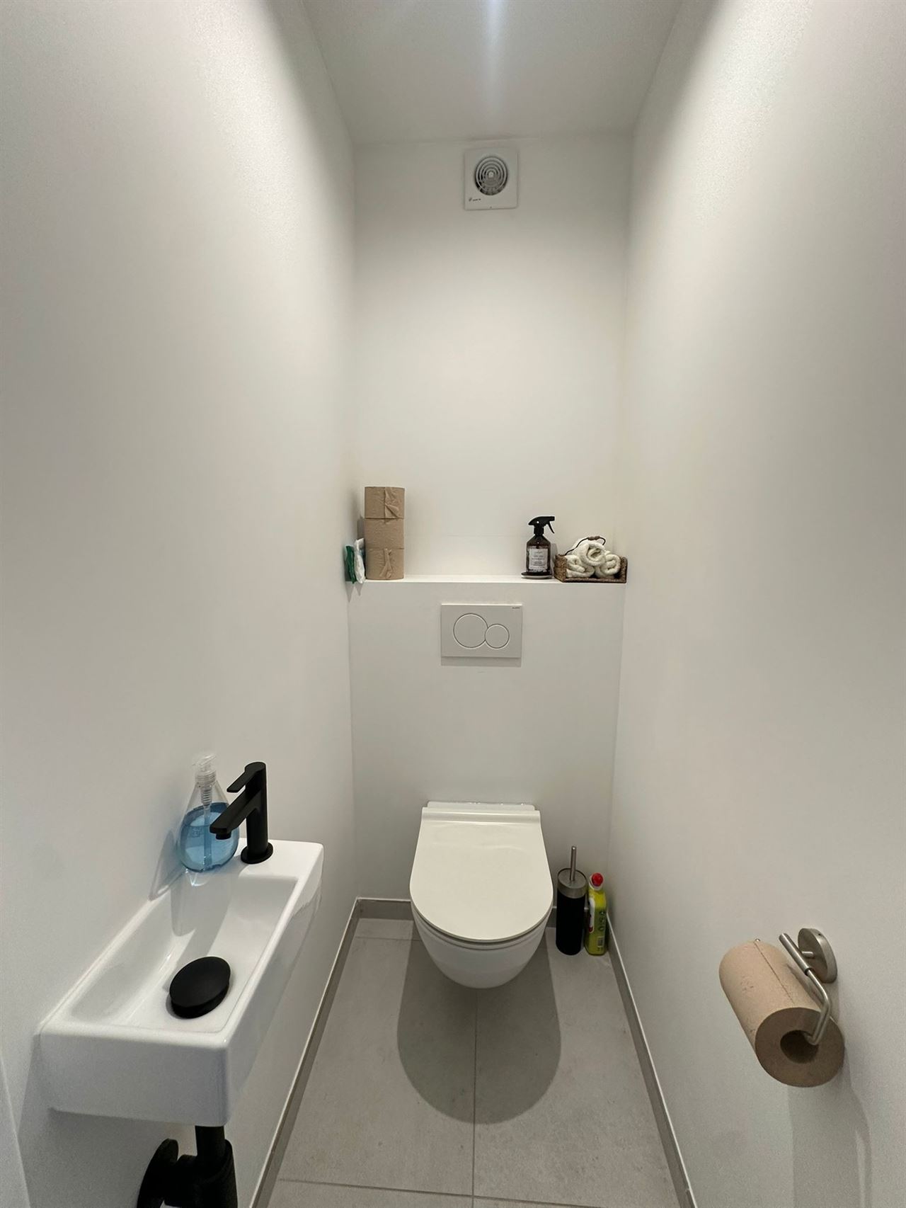 Ruim, luxueus afgewerkt appartement met 2 slaapkamers en garage.