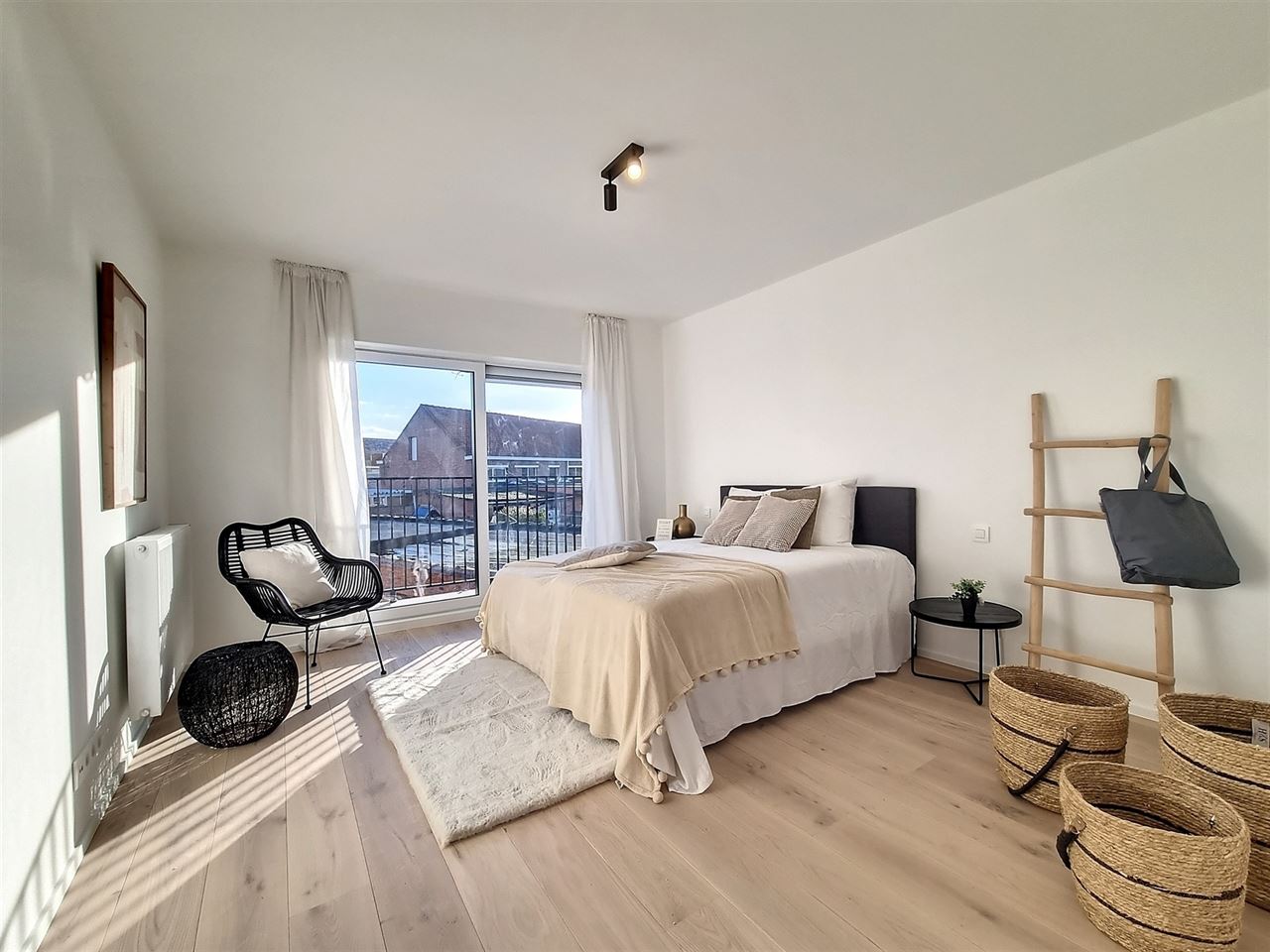 Ruim, luxueus afgewerkt appartement met 2 slaapkamers en garage.
