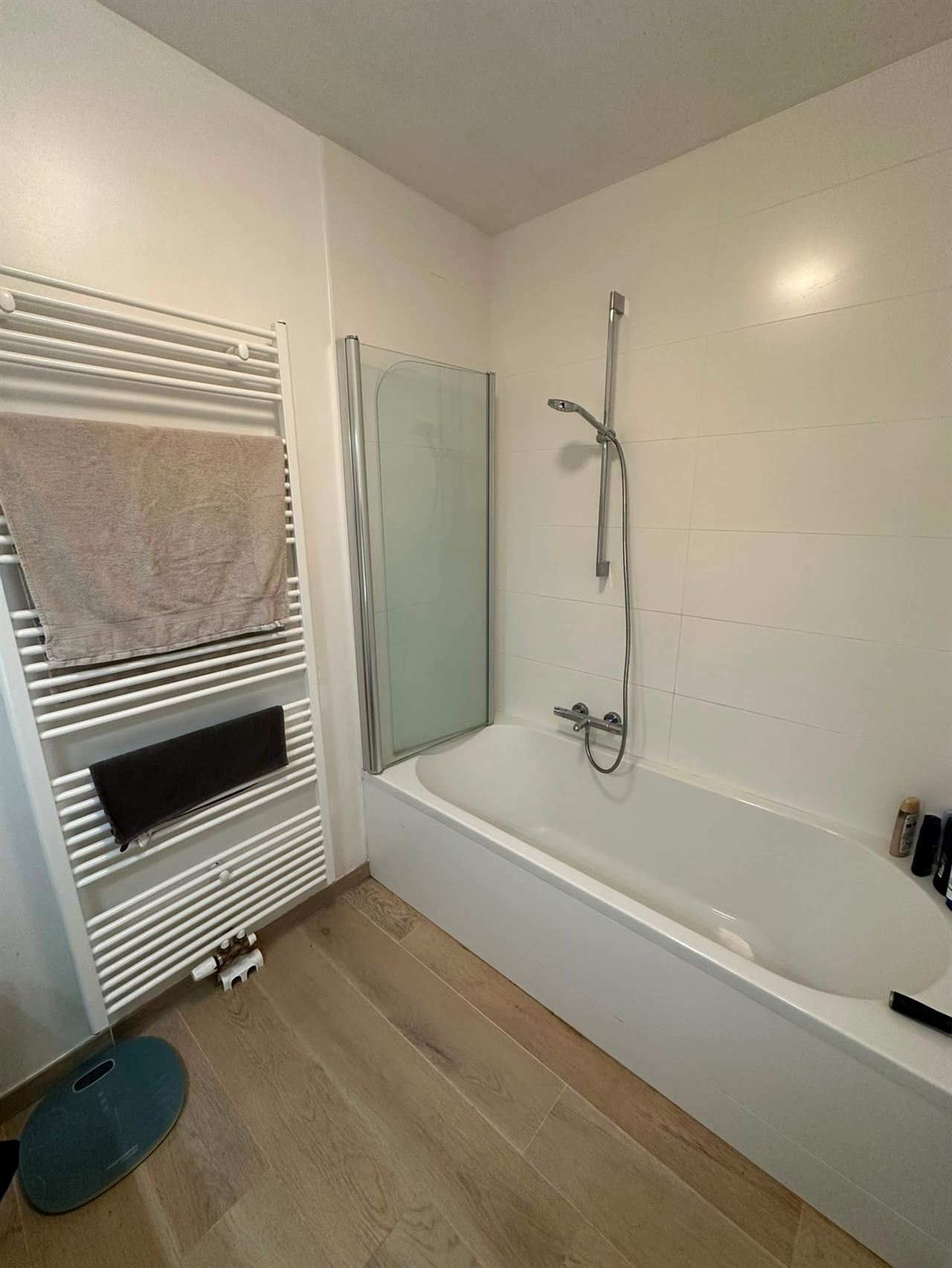 Recent appartement met 3 slaapkamers, terras en kelder.