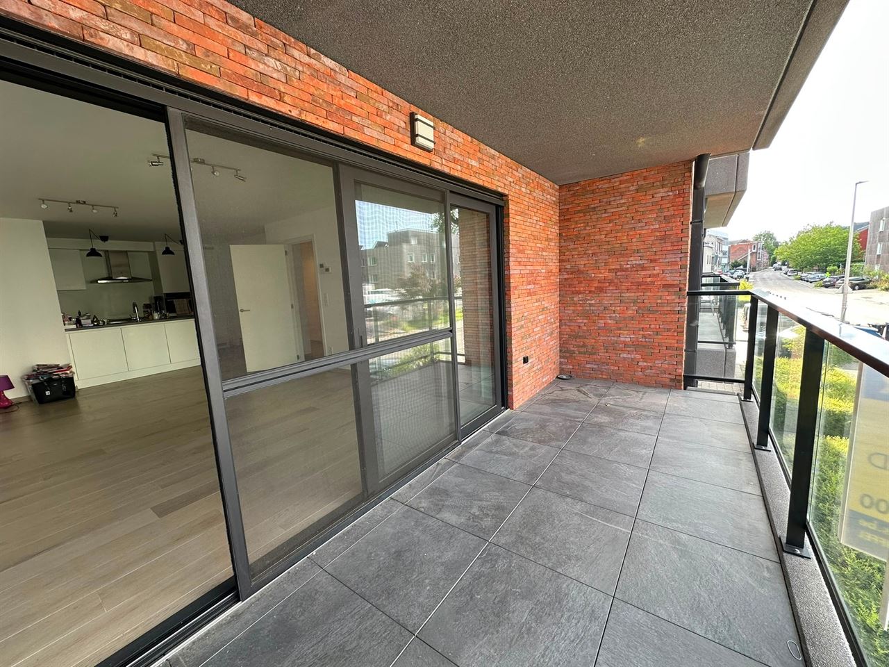 Recent appartement met 3 slaapkamers, terras en kelder.