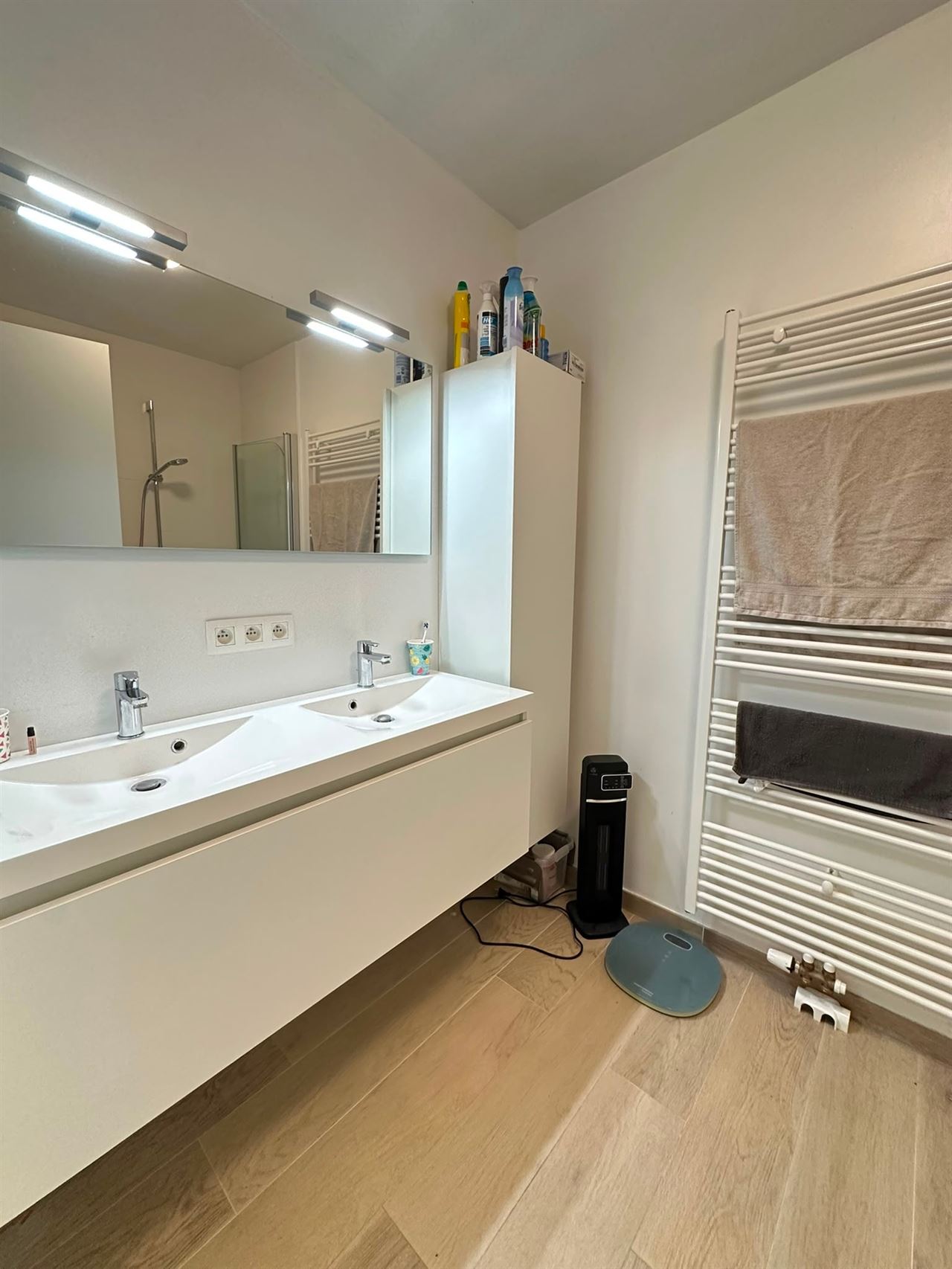 Recent appartement met 3 slaapkamers, terras en kelder.