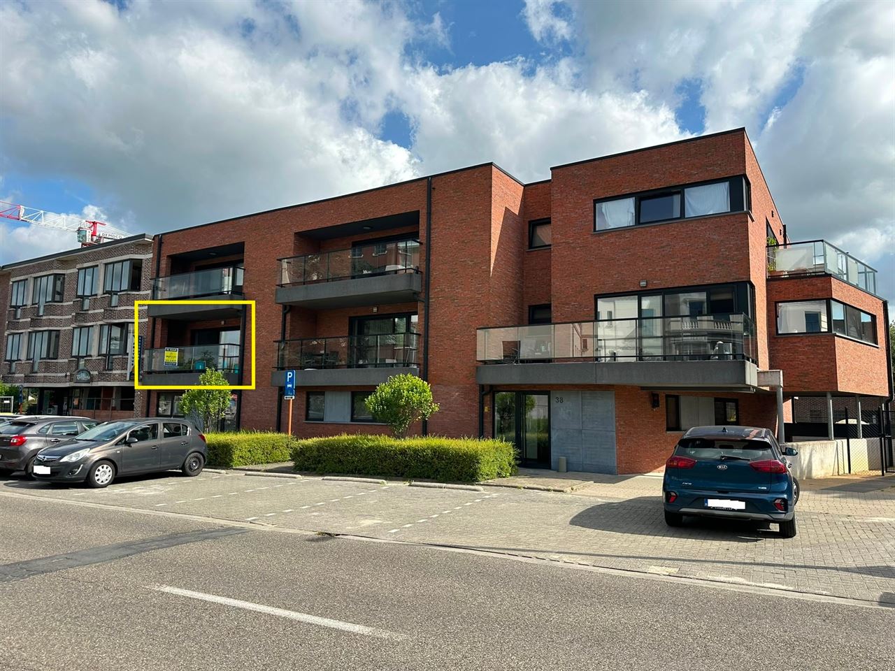 Recent appartement met 3 slaapkamers, terras en kelder.