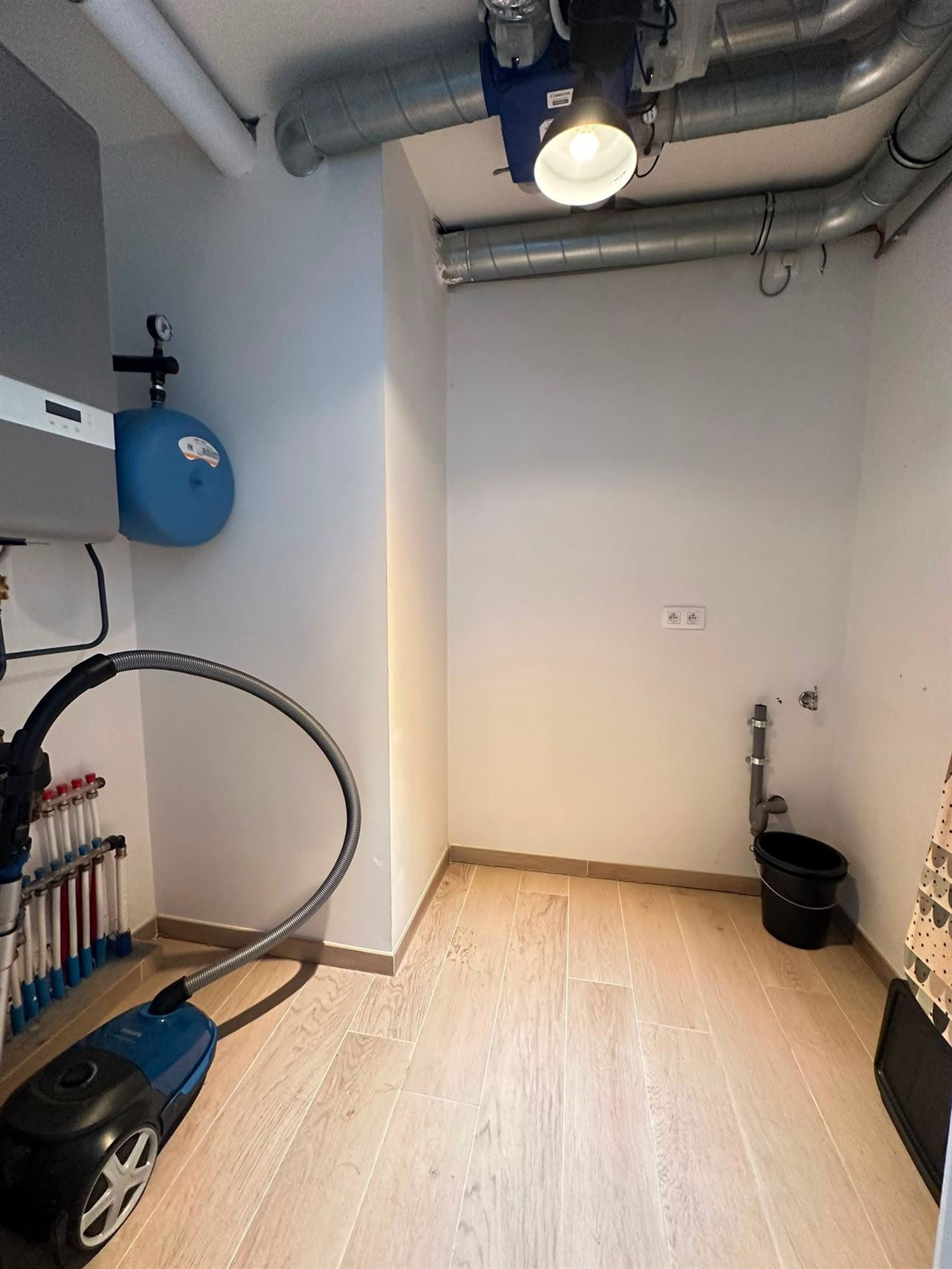 Recent appartement met 3 slaapkamers, terras en kelder.